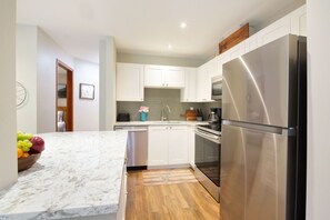 Réfrigérateur, four à micro-ondes, un four, surface de cuisson