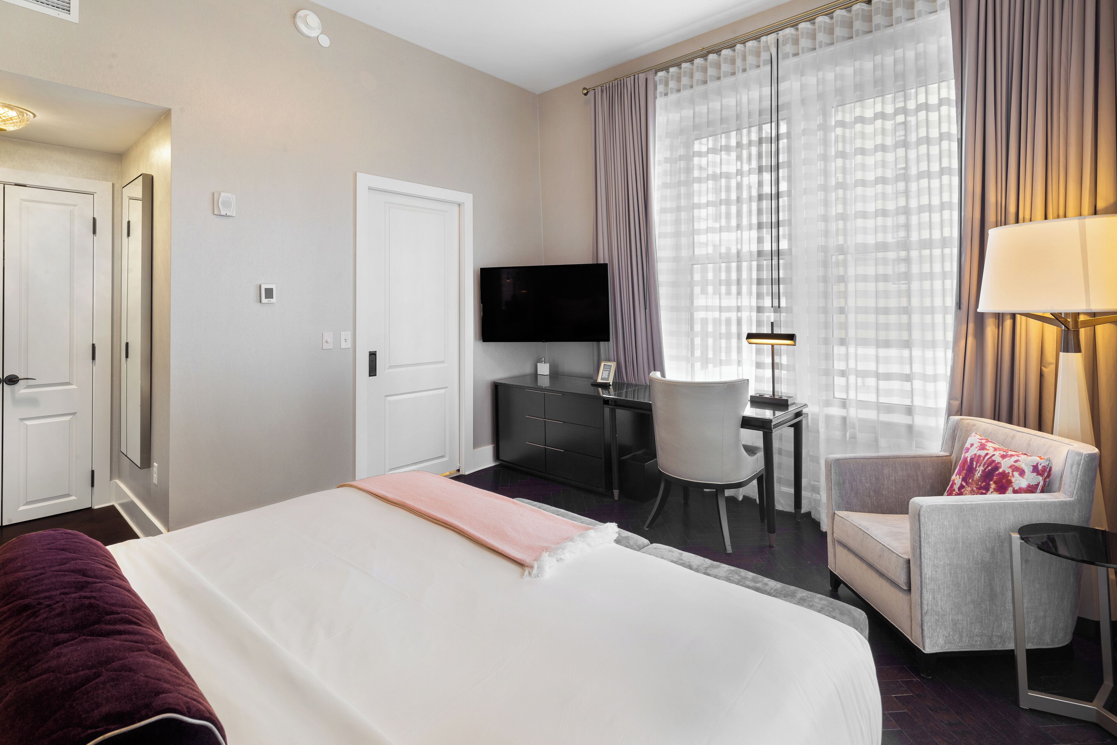 frette italian sheets, premium bedding, in-room safe, laptop workspace