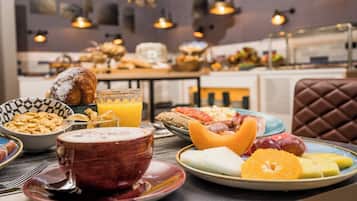 Petit déjeuner buffet (18 EUR par personne)
