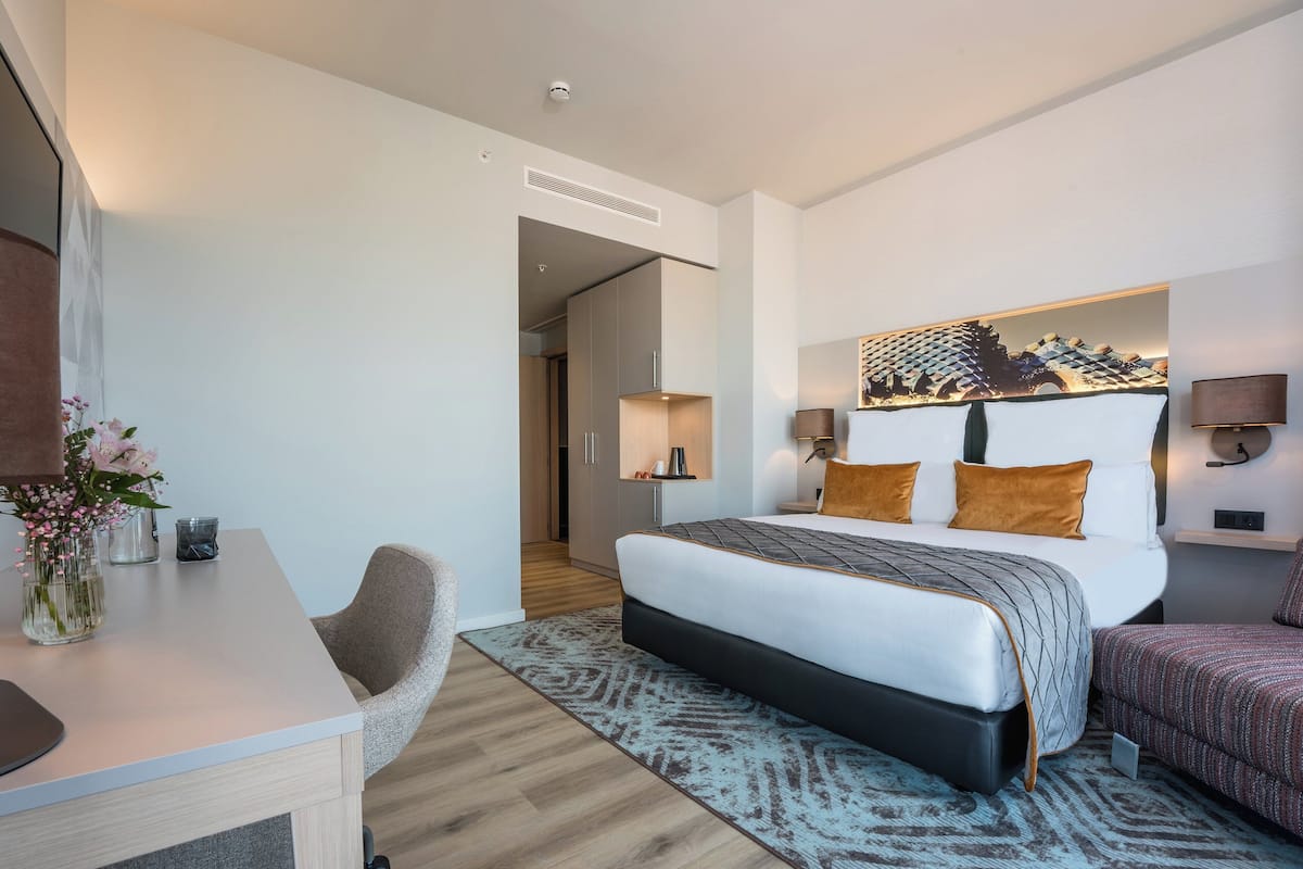 Minibar, safe på rommet, skrivebord og lydisolert