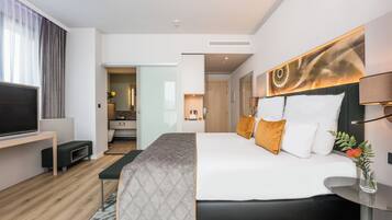 Deluxe Room | Minibar, in-room safe, desk, soundproofing