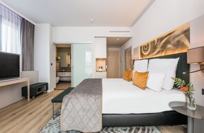 Deluxe Room | Minibar, in-room safe, desk, soundproofing - Leonardo Royal Hotel Barcelona Fira (Barcelona)