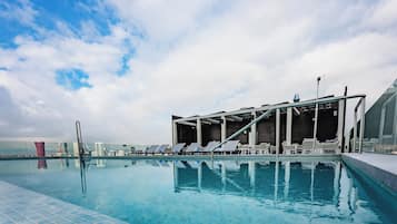 Una piscina al aire libre de temporada