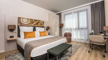 Deluxe Room | Minibar, in-room safe, desk, soundproofing