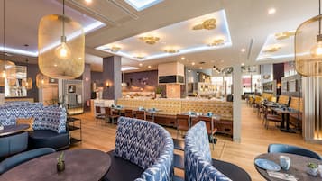 Desayuno buffet (EUR 18 por persona)