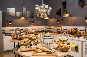 Petit déjeuner buffet servi tous les jours en supplément