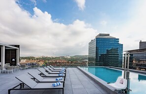 Seasonal outdoor pool - Leonardo Royal Hotel Barcelona Fira (Barcelona)