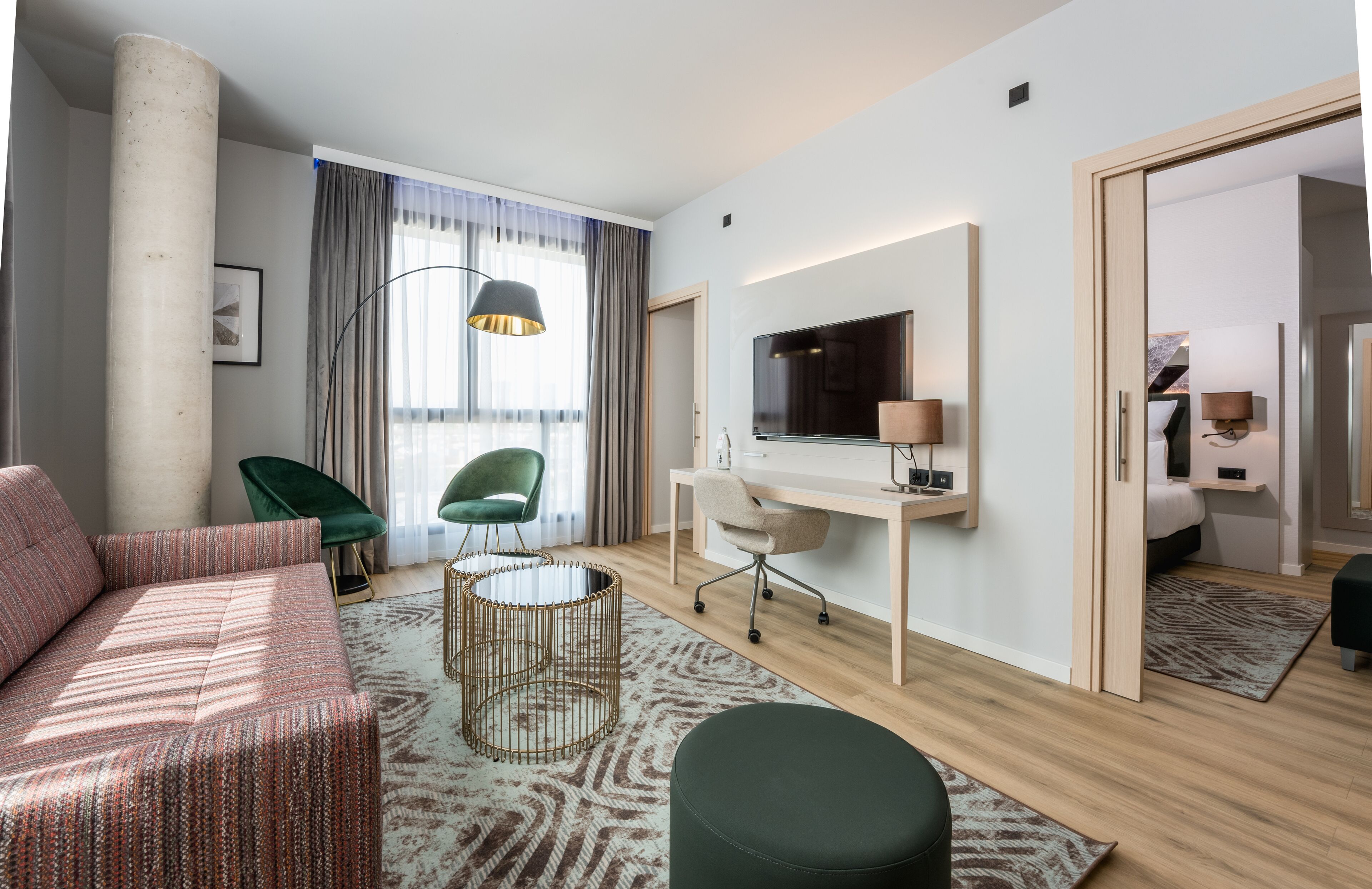 Minibar, caja de seguridad en la habitación y escritorio 