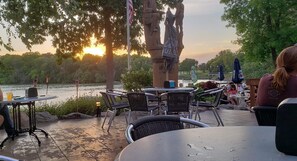 Outdoor dining - Beautiful walkout lakefront property - Location, Location, Location!!! (Fairmont)