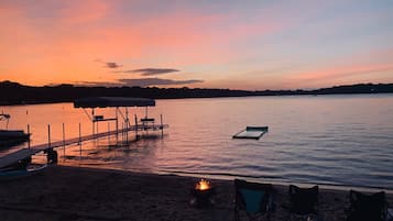 Nära stranden, solstolar och strandhanddukar