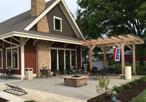 Outdoor dining - Beautiful walkout lakefront property - Location, Location, Location!!! (Fairmont)