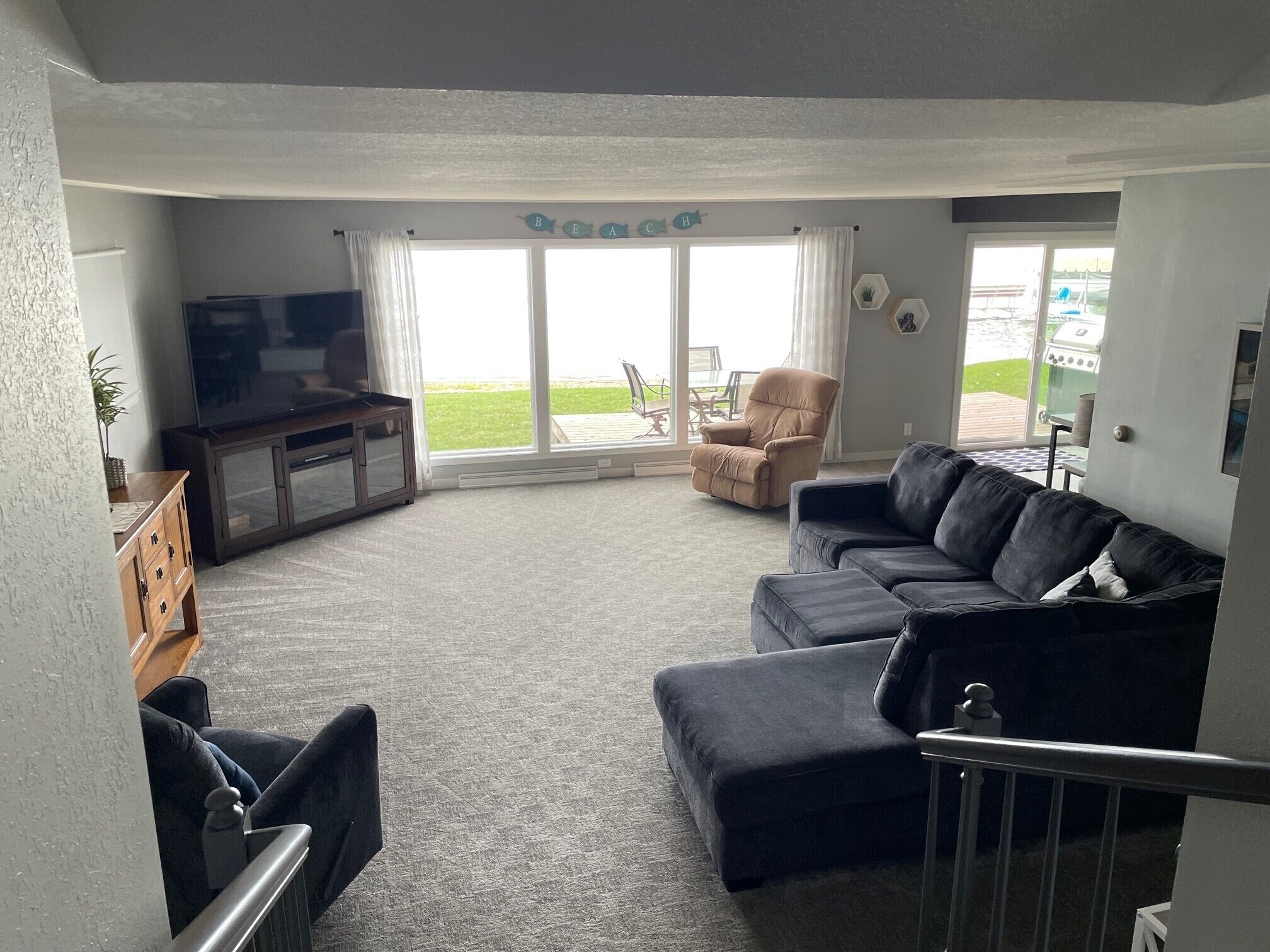 Smart-tv, een open haard en een dvd-speler