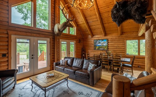 Majestic Wyoming Landscape. Riverfront log cabin. Relax in or explore out!