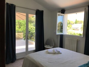 4 chambres, coffres-forts dans les chambres, fer et planche à repasser