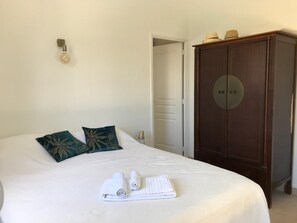4 chambres, coffres-forts dans les chambres, fer et planche à repasser
