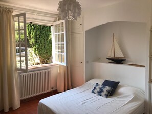 4 chambres, coffres-forts dans les chambres, fer et planche à repasser