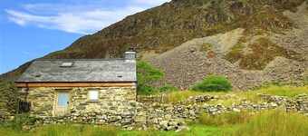 Romantic retreat, pet friendly, stunning views, log burner, walks from the door.