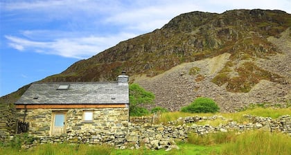 Romantic retreat, pet friendly, stunning views, log burner, walks from the door.