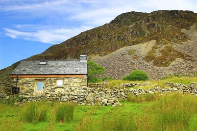 Romantic retreat, pet friendly, stunning views, log burner, walks from the door.
