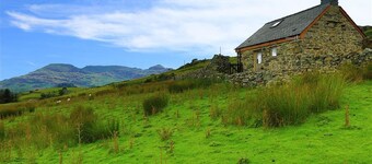 Romantic retreat, pet friendly, stunning views, log burner, walks from the door.