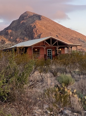 外観. Christmas Mountains Ranch: Classic 2br/1bth Cabin with Spacious Wrap Around Porc