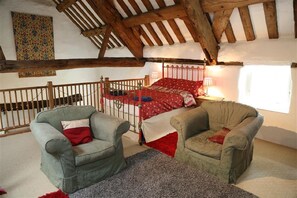 2 bedrooms, iron/ironing board, travel cot, free WiFi