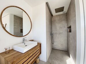 Bathtub, hair dryer, towels
