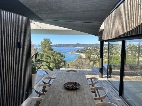 Magnificent contemporary villa with beautiful sea view, heated swimming pool