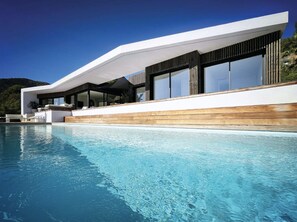 Una piscina al aire libre, una piscina climatizada