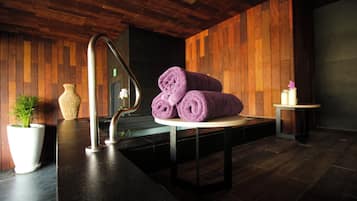 Bañera de hidromasaje, baño turco, masajes con piedras calientes