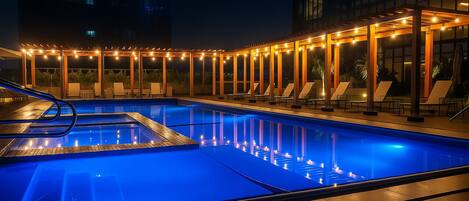 Außenpool, geöffnet von 10:00 Uhr bis 21:00 Uhr, Sonnenschirme