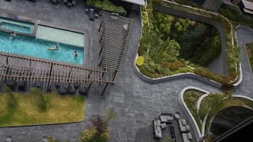 Una piscina al aire libre (de 10:00 a 21:00), sombrillas