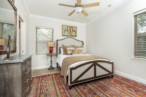 2 makuuhuonetta, työpöytä, silitysrauta/-lauta, ilmainen Wi-Fi