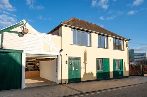 Modern Apartment with Private Courtyard Garden near the Waterfront, Ipswich