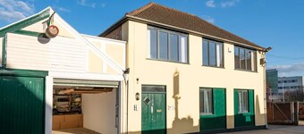 Modern Apartment with Private Courtyard Garden near the Waterfront, Ipswich