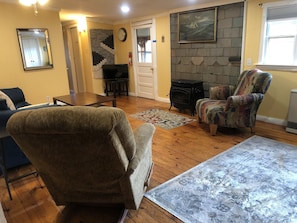 Een smart-tv en boeken