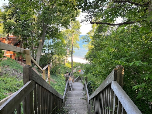 Lake Front Cottage in Michigan's Harbor Country "Sandy Shores 2"