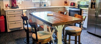 Cozy Barn w/ Pool Access and Near Lake Conroe