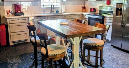 Cozy Barn w/ Pool Access and Near Lake Conroe