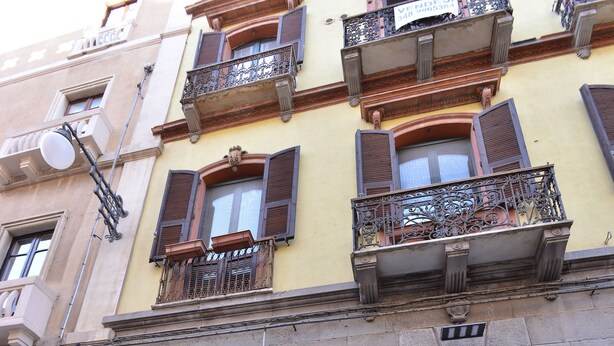 A building with a large wooden door and a sign above it that reads "Valleverde." - IzzHome Full Center Grand (Cagliari)