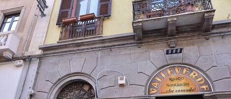 Vista frontal de la propiedad