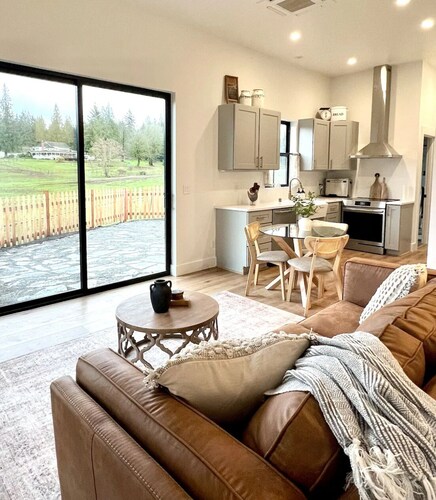 Cosy and Quiet Farm Stay, Overlooking Horse Ranch.