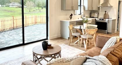 Cosy and Quiet Farm Stay, Overlooking Horse Ranch.