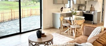 Cosy and Quiet Farm Stay, Overlooking Horse Ranch.