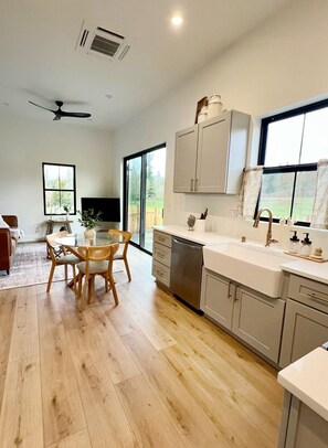 Fridge, microwave, oven, stovetop - Cosy and Quiet Farm Stay, Overlooking Horse Ranch. (Snohomish)