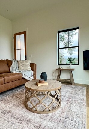 Smart TV - Cosy and Quiet Farm Stay, Overlooking Horse Ranch. (Snohomish)