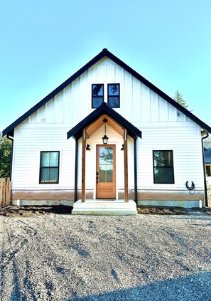 Exterior - Cosy and Quiet Farm Stay, Overlooking Horse Ranch. (Snohomish)