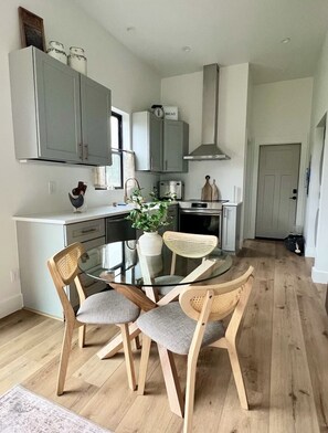Fridge, microwave, oven, stovetop - Cosy and Quiet Farm Stay, Overlooking Horse Ranch. (Snohomish)