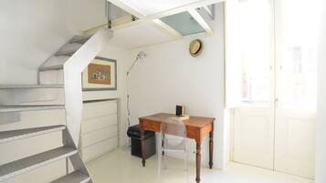 Apartment | Schreibtisch, laptopgeeigneter Arbeitsplatz, Bügeleisen/Bügelbrett