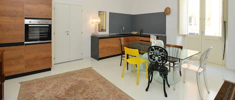 Appartement | Cuisine privée | Réfrigérateur, four à micro-ondes, un four, surface de cuisson